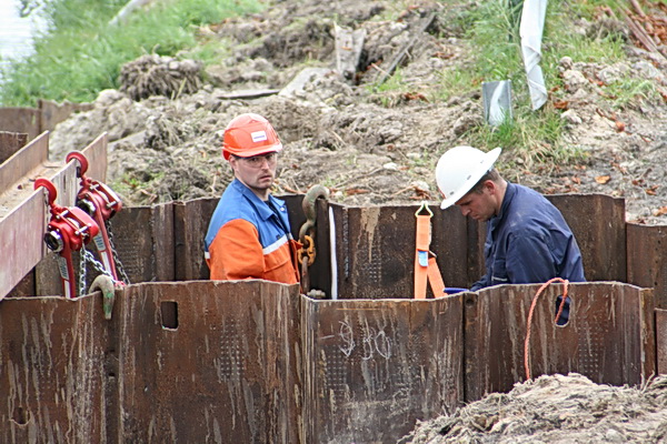 Mijn nieuwsgierigheid wordt danig op de proef gesteld, maar dichterbij kom ik niet..... En er boven vliegen.....
