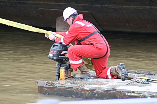 Zo worden de riemen losgemaakt. Of er iets mee de diepte ingaat? Komt toch onder het zand....