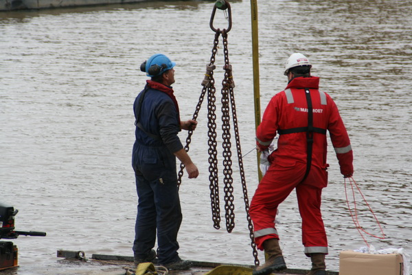 Losse kettingen.... Er moet nog meer worden losgemaakt, de twee hebben ervaring en/of zich goed voorbereid....