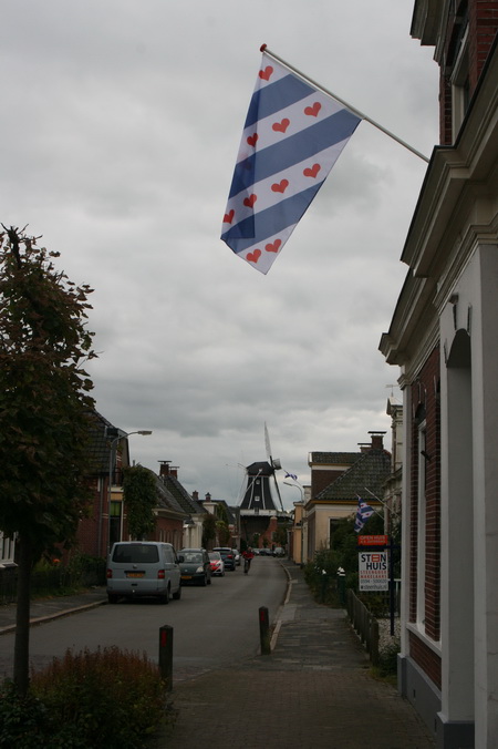 Waarom de Ommelander vlaggen uithangen? Vanwege de Dag van de Groninger Geschiedenis, 5 oktober... Gevierd in de Archieven in Groningen, zonder mij....