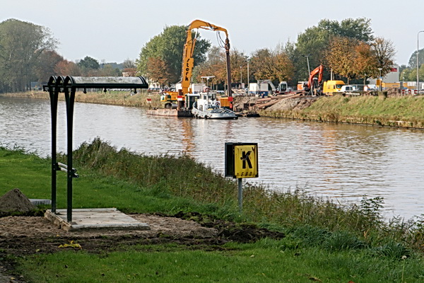 Langs de nieuw geplaatste, overdekte 'hangplek', nog zonder bankje, zie ik STERK aan de overkant bezig. Begunstigd door uitstekend herfstweer, maakt zo'n klus toch aangenamer.