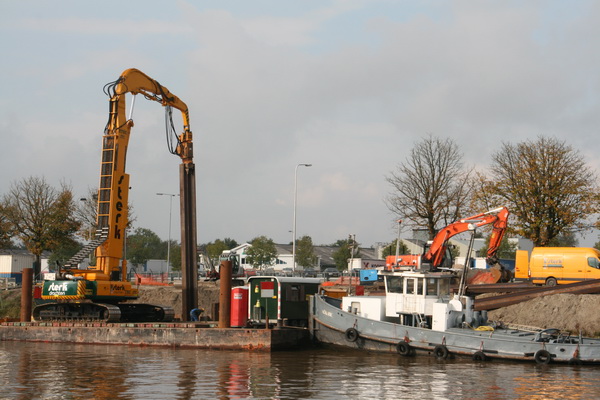 Meer ter hoogte van het heigebeuren, de brave Hendrik ligt tegen het werkeiland aan, oppassend. Het is een klein werkteam, met een blauwhelm van de GMB als waarnemer.
