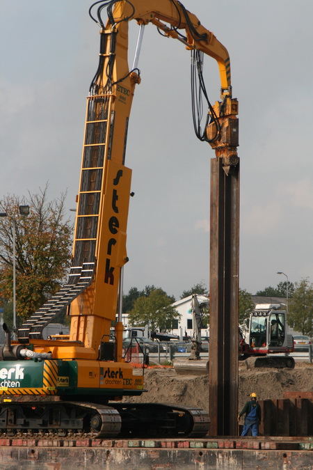 Op dit moment wordt er een lange gegolfde plaat (het lijkt een dubbele goot....) klaargezet om de grond in te gaan.