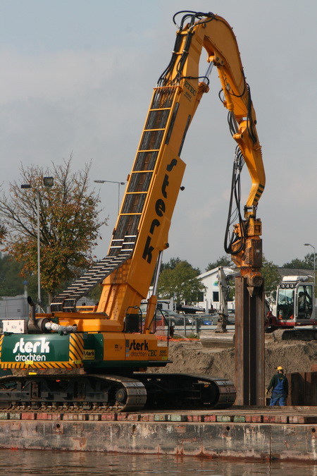 Onder een kermend STERK-geluid gaat de plaat gestaag de bodem in. 