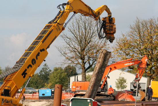 Daar gaat ie, de lucht in, hangend. Blijf uit de buurt, want als je daar een tik van krijgt, ben je er geweest....