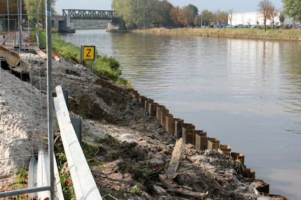 In ieder geval heeft het heiwerk een nieuwe beschoeiing opgeleverd, ook bij de inham waar de verzonken buizen van de Gasunie en Enexis op de vastelandleidingen zijn aangesloten.