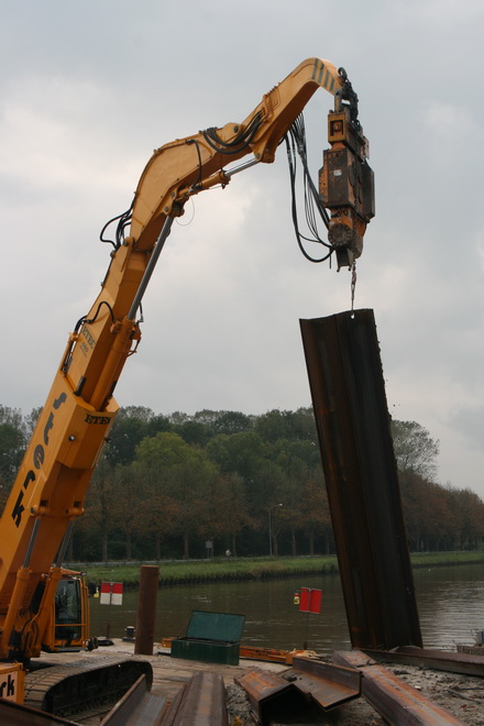 De arm van STERK doet zijn werk; de plaat hangt, nu nog even precies neerzetten....