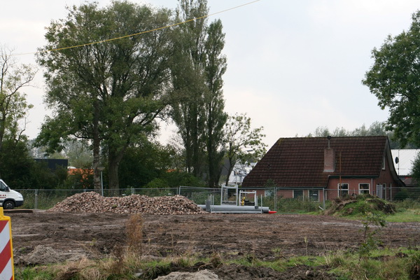 Eerst leek het op een uitgestrekte bult suikerbieten, maar het zijn veldkeien, uit de Mokkenburgweg. Overblijfselen uit een voorbije tijd. (Meteen ook symbolen?)
