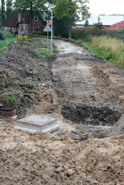Het noordelijke deel van de Mokkenburgweg, beroofd van zijn bestrating.  Het gebied is in handen van de HAKwerkers, die hier ook nieuwe leidingen aanleggen.