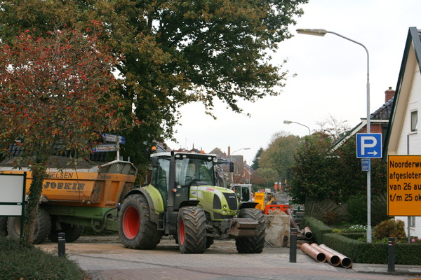 Een 'grote jongen' van Mechielsen (Oldehove). Belemmert het zicht op de werkers aan de nieuwe riolering van de Noorderweg. Ze hebben haast, het project moet niet al te zeer worden vertraagd.