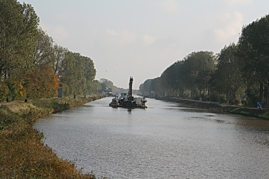 Het werkeiland DONGEOORD van Martens en Van Oord komt traag maar gestaag aanvaren uit de richting Aduard.  De brug is vroeg omhoog, dat wordt even wat langer wachten... Het is gelukkig prachtig weer!