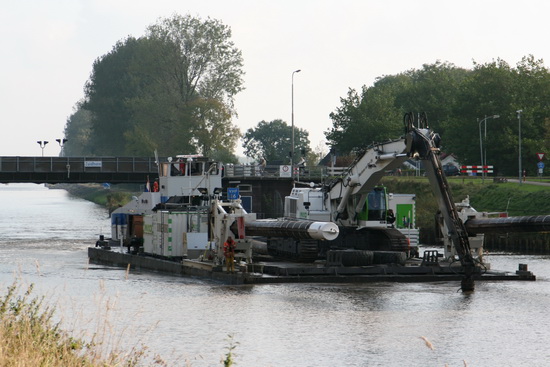 DONGEOORD komt naderbij, maar er wordt geen schot gelost. De voorzichtig vanuit de spoorbrugrichting naderende binnenvaarder hoeft zich geen zorgen te maken. Piraterij op het Van Starkenborghkanaal? Nee, tot nu toe (nog) niet...