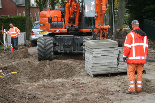 Het kruispunt van Norritsstraat en Verlengde Oosterweg, activiteitenplek van stratenmakers. En een kraanmachinist...