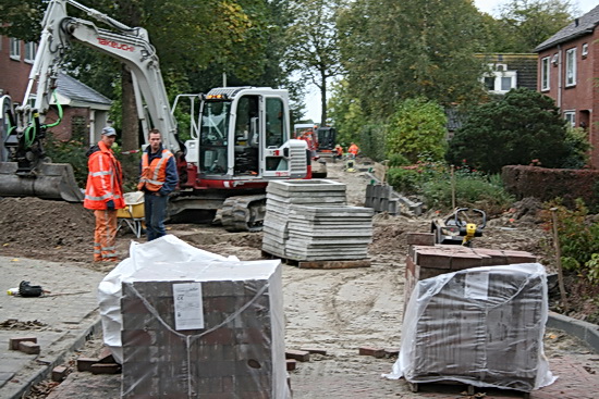 Eerlijk gezegd rekende ik op een snelle bestrating van de Norritsstraat, toen ik de straatbrede legmachine bewonderde. Blijkbaar kent het bestraten toch ongekende beperkingen...