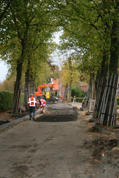 Het noordelijke deel van de ontstrate Noorderweg. Klaar voor de asfaltering? Kan de dodenakker weer met schone voeten worden betreden....