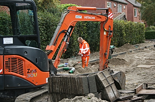 Een eresaluut aan een solerende stratenmaker, 'gevangen' onder de gebogen arm van de grijper.