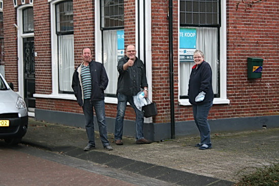 Bewonerscomité? Of jury voor riolerings- en bestratingswerkzaamheden: Wie legt de mooiste kantsteen.... Het doet me aan de hangplek denken die hier jaren geleden was.... Maar nee, dit zijn dichtbijwonenden die de activiteiten belangstellend gadeslaan. (En vast en zeker denken: Komen wij daar deze keer even goed vanaf...!)