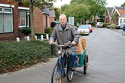 Onze Noordhorner oud-papier-man Harko Bijma zoekt een veilig heenkomen, voor de drukte al te zeer toeneemt en hij echt in het gedrang dreigt te komen...