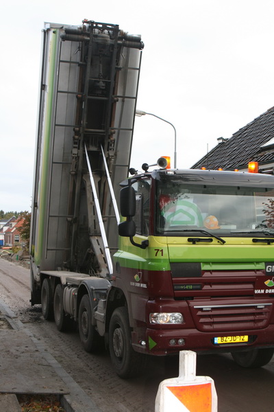 Deze bak is leeg, op een restje na dat uit de bak wordt geschud. 