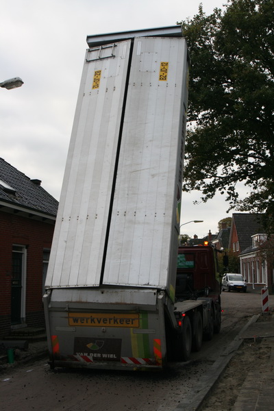 Zo is het beter te zien, vanaf de andere kant. Het restje op de grond is de voorbode van de dikke laag die straks slagvaardig wordt aangebracht/opgebracht...