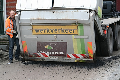Kijk, hier is het beter te zien, weten we meteen dat het om WERKVERKEER gaat. De chauffeur maakt zijn laadbak 'schoon', verliest ie zo weinig mogelijk onderweg...