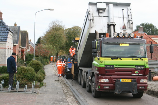 Traag maar heel gestaag nadert het hele gezelschap de fotograaf... Over de publieke belangstelling was weinig te klagen; over het weer ook niet...
