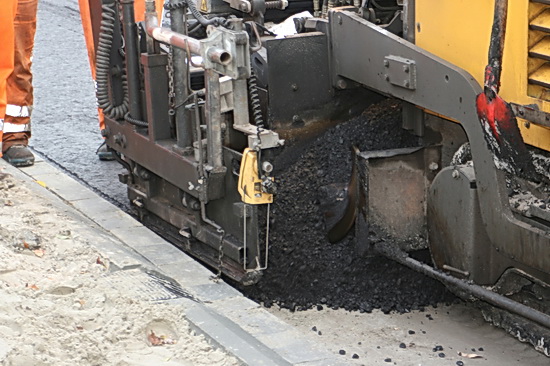 Zo ziet het er aan de onderkant van de asfalteringsmachine uit.  Efficiënte uitvinding!