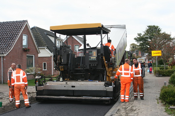 Asfalteren is wel een sociaal gebeuren, vooral als de bak leeg is en er even een pauze kan worden genoten.  Onderdeel van de participatiemaatschappij......