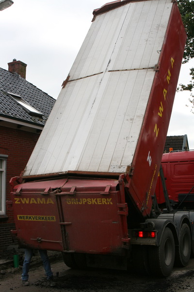Hier gaat de Zwamabak nog even de hoogte in om de laatste resten asfalt achter te laten ("Is ook ja veur betoald...")