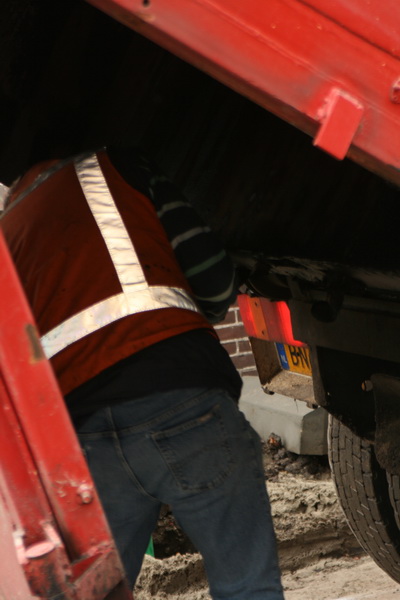 Het zijn de benen van de vrachtwagenchauffeur die een beetje netjes met zijn wagen naar huis wil, de laatste restjes borstelend verwijdert...
