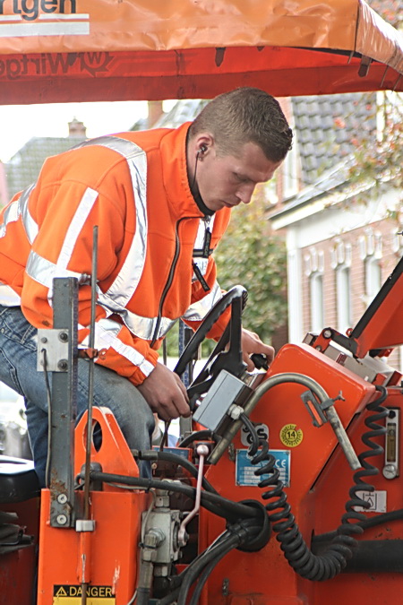 Ook hier uiterste concentratie bij de jonge berijder. Zo werkt een vakman! 