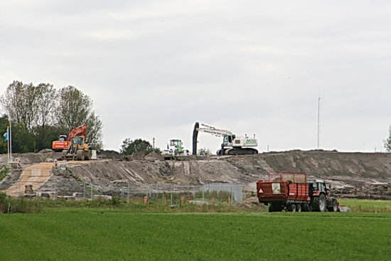 Reguliere werkzaamheden op het grasland, bijzondere arbeid op het, zo lijkt het, nog steeds groeiende talud aan de noordkant van het Van Starkenborghkanaal. Nog even, en je kunt er een skihelling van maken...