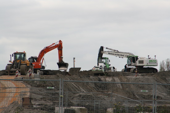 Twee grijpgrage draglines, of gebruiken de vaklui andere termen? Net alsof de twee met elkaar in gesprek zijn: "Moet je eens luisteren, wat ik nou toch heb opgeschept....!"
