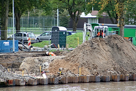 Wel klei aan de schoenen, maar geen resten van uitwerpselen van mens of dier.... Batavus bestegen en naar de andere kant van de N355 gepeddeld.  Blik gericht op de overkant, waar diverse aansluitingen moeten worden geregeld: Elektrisch, telefoon, televisie... En het gas?