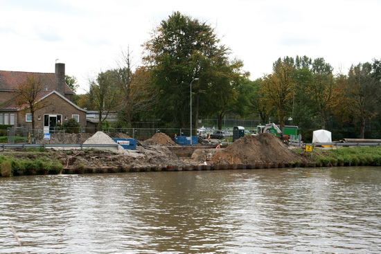 Zo is het werkterrein beter te overzien. Deze megaklus wordt trouwens apart gefinancierd, zit niet in de begroting van 20 miljoen voor de verruiming van de vaarweg Lemmer-Delfzijl (over een afstand van 20 kilometers...)