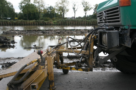 Nog even een kijkje bij de veegwagen. Als je ziet hoé de veger aan de auto is bevestigd.... Net of ie aan het infuus ligt....