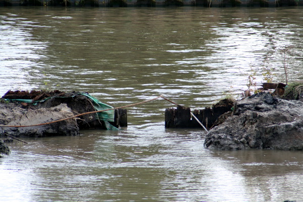 Zo is het beter te zien, een smalle verbinding. Het wachten is op Martens en Van Oord, voor de verdere uitdieping en verwijdering van de oude beschoeiing.