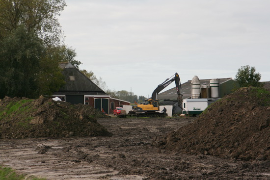 Vanaf de kanaalweg kan ik met de telelens een kijkje nemen bij boerderij Datema. Hier liggen nog bulten aarde. Wat gaat hier mee gebeuren?
