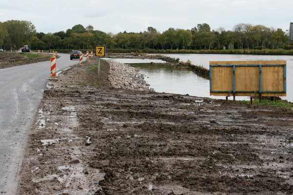 Nog een keer omgedraaid en een opname gemaakt van west naar oost. In de verte nadert de tractor met tank die de weg nog een douche bezorgt...