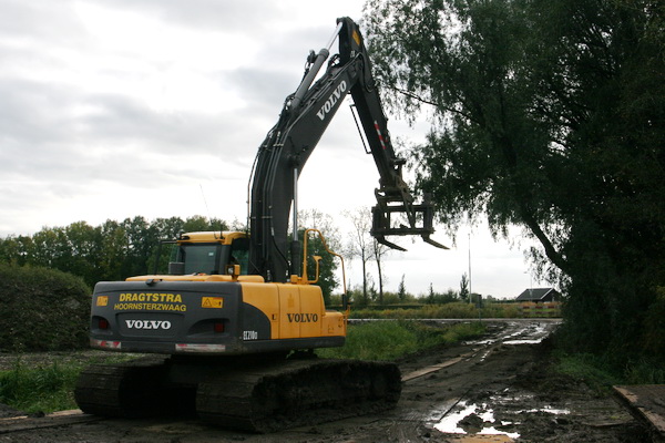 Met deze grijper worden de rijplaten verwijderd en aan de kant opgestapeld. De weg wordt keurig schoongemaakt.