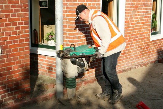 Het trilding in gebruik, getemd door de 'aanstampmeester'... Komt de straatrand er beter in te liggen!