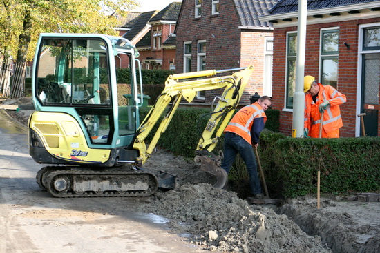 Klus aan de oostkant, bij de fam. Top voor de deur. Die ene werker heeft iets te veel oog voor de fotograaf, als dat maar goed gaat....