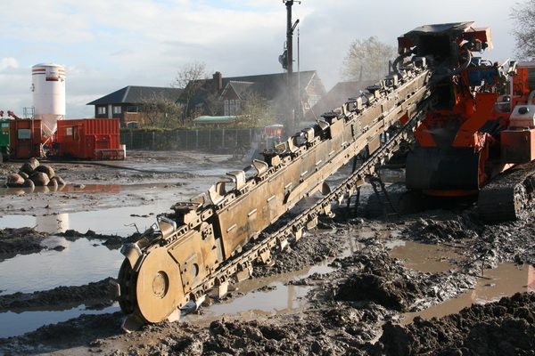 Een tegenlichtopname van de intrigerende 'zaagbek', gebruikt om bentonietwanden te realiseren.