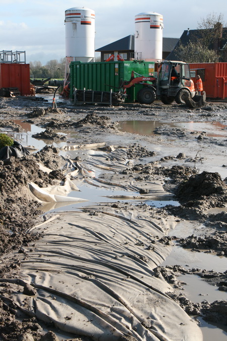 De plekken waar bentoniet de grond is ingegaan, zijn afgedekt met plastic. Nog steeds moeilijk voor te stellen dat hier over een jaar een tunnel ligt....