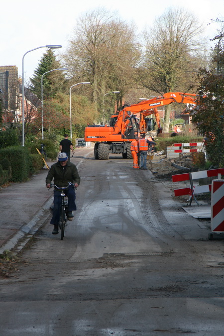 Terug bij de Noorderweg, waar de rioleringsklus zijn een na laatste week beleeft. Volgende week de definitieve deklaag en dan moet het minstens voor 30 jaar genoeg zijn....