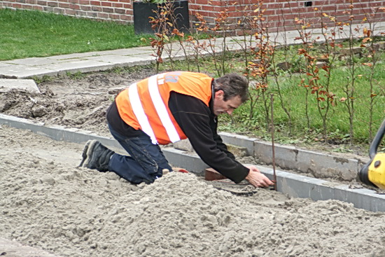 Ook deze vakman werkt onverdroten verder. Ik heb grote waardering voor deze meesters van de kouwe grond!