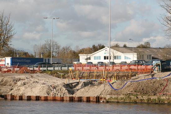 Zo ziet de aansluitingsplek aan de noordkant eruit, vanaf de zuidoever bekeken.... De aansluiting van de verzonken buizen op de hoek bij Koopman Transport.... (De weg zou hier weer op 15 november worden vrijgegeven....) 