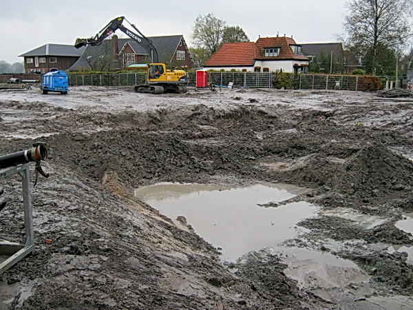 Nee, dit is niet het bekende moerasgebied dat volgens berichten in de landelijke media wordt opgeruimd... Het tunnelterrein oost. waar het vocht geen kant meer op kan nu alles met bentoniet aan de zijkanten is afgesloten....