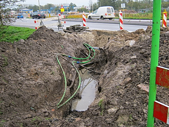 Nog steeds tref je gaten en geulen aan, met een diversiteit aan leidingen... Hier op de hoek van de N355 en de Schippersstraat... 