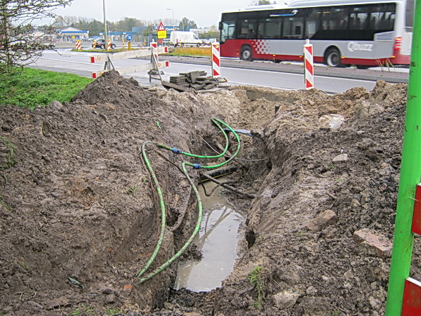 Er komt waarachtig zelfs een bus voorbij, een Qbuzz... Of is dit ook een "Sorry... geen dienst" vervoermiddel?